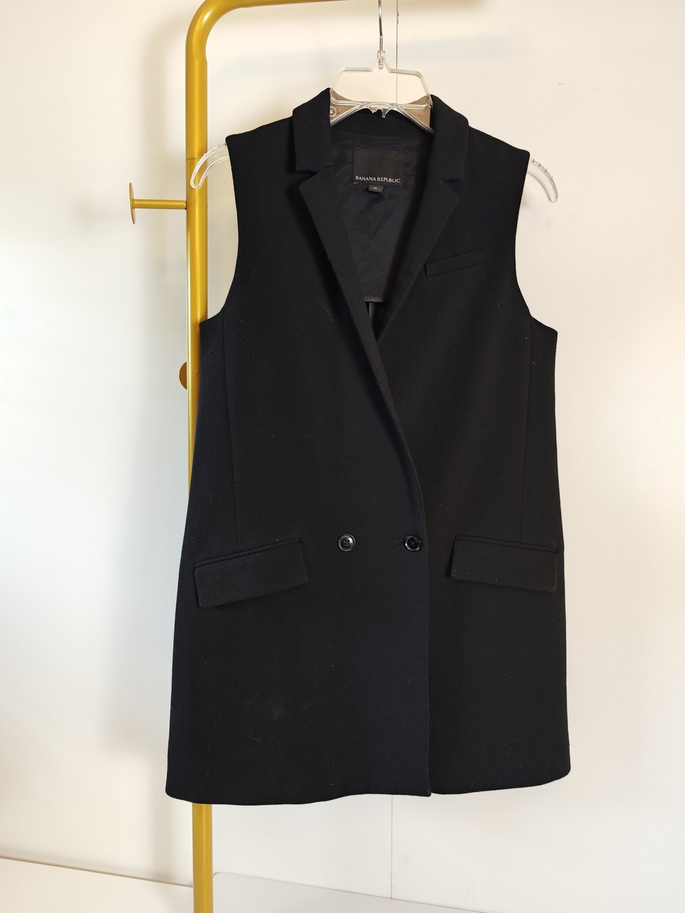 Minimalist Banana Republic Women
Double-Breasted Black Tuxedo Vest Size 0